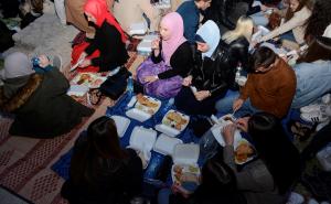 Foto: Anadolija / Više od 1.000 mladih na iftaru ispod Starog mosta u Mostaru